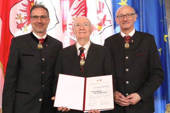 Giovanni Salghetti Drioli (Mitte) mit Landeshauptleuten Arno Kompatscher (l.) und Anton Mattle (Foto: Land Tirol/Frischauf Bild)