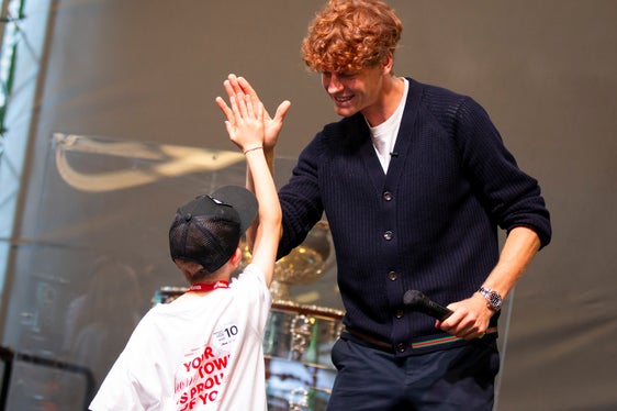 Kinder der Tennisclubs des Hochpustertales kamen ihrem Idol Jannik Sinner heute in Sexten ganz nah. (Foto: LPA/Fabio Brucculeri)