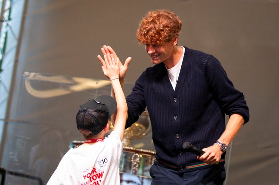 Generazioni a confronto. Jannik Sinner è un idolo assoluto per milioni di ragazzi: qui mentre saluta uno dei tantissimi allievi di una scuola tennis dell'Alta Pusteria. (Foto: ASP/Fabio Brucculeri)