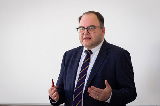 Christian Kofler, direttore generale dell’Azienda sanitaria dell'Alto Adige, ha sottolineato il valore della formazione continua nel settore sanitario e ha illustrato il ruolo che rivestirà il dirigente all'interno dell’Azienda sanitaria. (Foto: ASP/Fabio Brucculeri)