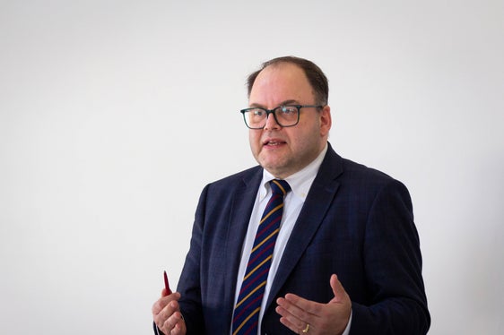 Christian Kofler, direttore generale dell’Azienda sanitaria dell'Alto Adige, ha sottolineato il valore della formazione continua nel settore sanitario e ha illustrato il ruolo che rivestirà il dirigente all'interno dell’Azienda sanitaria. (Foto: ASP/Fabio Brucculeri)