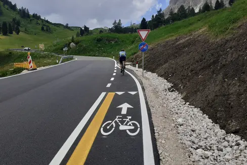 Die Straße zum Sellajoch (im Bild) soll durch zwei neue Bushaltestellen und einen Wendebereich sicherer werden. (Foto: LPA)