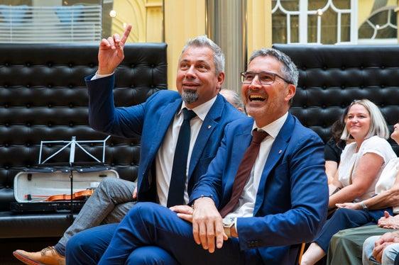 In questi giorni il governatore Kompatscher e il direttore generale Steiner hanno salutato 419 dipendenti provinciali in pensione (Foto: LPA/Fabio Brucculeri)