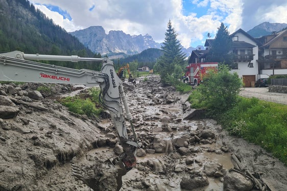 Nach anhaltenden Regenfällen hat sich heute (17. Juni) in der Früh eine Mure in den Seresbach in Campill in der Gemeinde St. Martin in Thurn gewälzt, Freiwillige Feuerwehren, Wildbachverbauung, Landesforstkorps und Landesgeologen sind mit Baggern und Lastkraftwagen im Einsatz. (Foto: LPA/Landesamt für Wildbachverbauung Ost/Thomas Gamper)