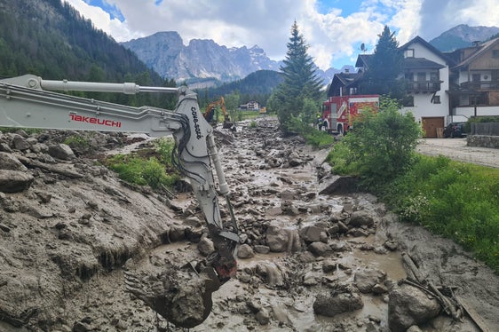 Nach anhaltenden Regenfällen hat sich heute (17. Juni) in der Früh eine Mure in den Seresbach in Campill in der Gemeinde St. Martin in Thurn gewälzt, Freiwillige Feuerwehren, Wildbachverbauung, Landesforstkorps und Landesgeologen sind mit Baggern und Lastkraftwagen im Einsatz. (Foto: LPA/Landesamt für Wildbachverbauung Ost/Thomas Gamper)