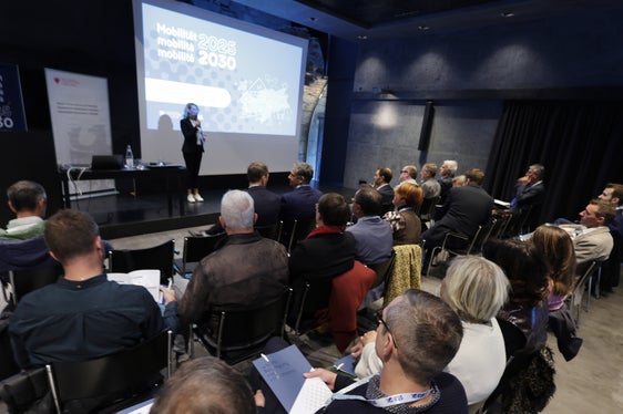Nella serata di giovedì 16 ottobre, la serie di eventi “Mobilità 2025-2030” ha riunito a Fortezza sindaci, relatori e consiglieri comunali dell'Alta Val d'Isarco per fornire agli amministratori locali una panoramica sulle strategie nell’ambito della mobilità della Provincia autonoma di Bolzano. A condurre l'evento è stata Verena Schnitzer, capo progetto di STA. (Foto: USP/Ingo Dejaco)