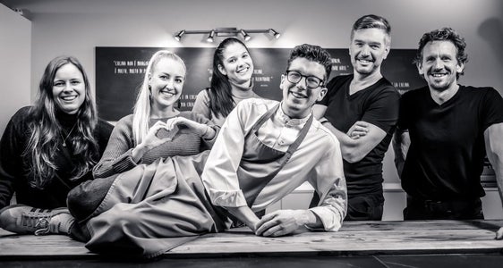 Zur ersten Folge hat sich das Euregio-Filmteam mit dem jungen Starkoch Matteo Delvai (Vordergrund) in Trient getroffen. Sie wird am 13. Februar ausgestrahlt. (Foto: Euregio)