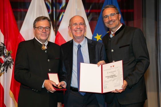 Medaglia del merito anche per Hansjörg Viertler (Dobbiaco) (Foto: Land Tirol/DieFotografen)