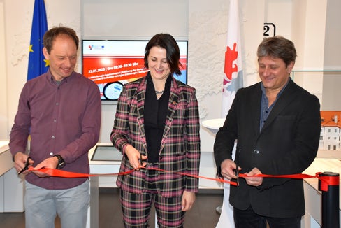 Da sin: Patrick Nairz, Servizio valanghe Tirolo, Astrid Mair, assessora alla sicurezza del Land Tirolo e Mauro Gaddo, direttore Ufficio previsione e pianificazione Provincia autonoma di Trento (Foto: Euregio)