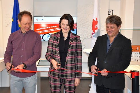 Da sin: Patrick Nairz, Servizio valanghe Tirolo, Astrid Mair, assessora alla sicurezza del Land Tirolo e Mauro Gaddo, direttore Ufficio previsione e pianificazione Provincia autonoma di Trento (Foto: Euregio)