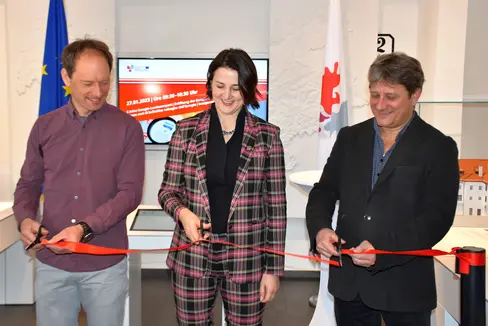 Da sin: Patrick Nairz, Servizio valanghe Tirolo, Astrid Mair, assessora alla sicurezza del Land Tirolo e Mauro Gaddo, direttore Ufficio previsione e pianificazione Provincia autonoma di Trento (Foto: Euregio)