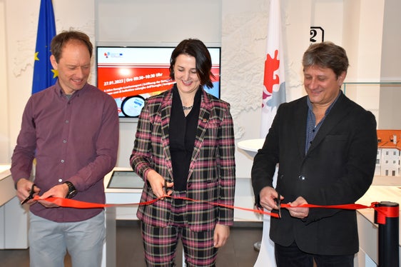 Patrick Nairz vom Lawinenwarndienst Tirol, Tirols Sicherheitslandesrätin Astrid Mair und der zuständige Amtsdirektor der Trentiner Landesverwaltung, Mauro Gaddo, bei der Eröffnung der Ausstellung zum Lawinenreport in Innsbruck (Foto: Land Tirol)