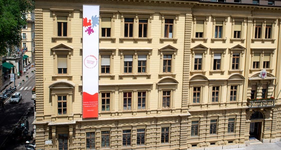Am 14. Juni tagen der Vorstand und die Versammlung der Europaregion Tirol-Südtirol-Trentino erstmals unter dem zweijährigen Vorsitz des Landes Südtirol (im Bild sichtbar am Landhaus 1 in Bozen). (Foto: LPA/Fabio Brucculeri)