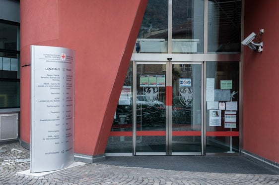 Le consulenze per le agevolazioni edilizie a Palazzo 12 in via Canonico Gamper saranno riprese da marzo, con alcune limitazioni. (Foto: USP)