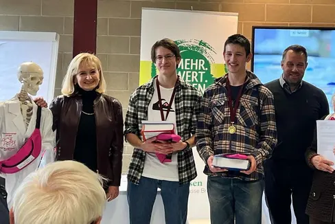 Cerimonia di premiazione delle Olimpiadi della chimica a Brunico: da sinistra la coordinatrice provinciale Roswitha Maurer, Siglinde Doblander, Lorenz Hosp, Matthias Mair, l'ispettore scolastico Werner Sporer, l'ex professoressa Ina Schenk e l'assessore provinciale Philipp Achammer (Foto: ASP/Direzione Istruzione e Formazione tedesca)