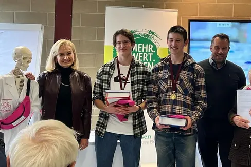 Cerimonia di premiazione delle Olimpiadi della chimica a Brunico: da sinistra la coordinatrice provinciale Roswitha Maurer, Siglinde Doblander, Lorenz Hosp, Matthias Mair, l'ispettore scolastico Werner Sporer, l'ex professoressa Ina Schenk e l'assessore provinciale Philipp Achammer (Foto: ASP/Direzione Istruzione e Formazione tedesca)