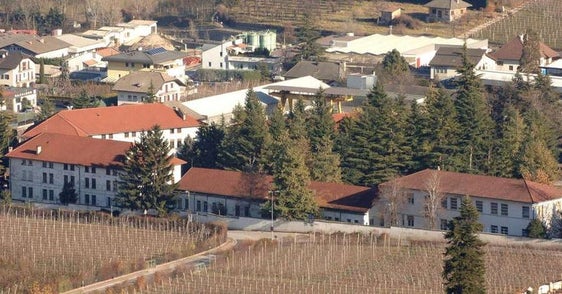 Auf dem Areal der Ex-Mercanti-Kaserne in der Gemeinde Eppan (im Bild) wird ein neues Zivilschutzzentrum mit Feuerwehrhalle entstehen. (Foto: LPA)