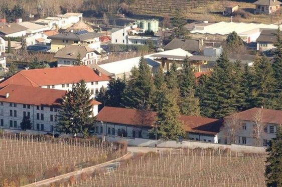 Auf dem Areal der Ex-Mercanti-Kaserne in der Gemeinde Eppan (im Bild) wird ein neues Zivilschutzzentrum mit Feuerwehrhalle entstehen. (Foto: LPA)