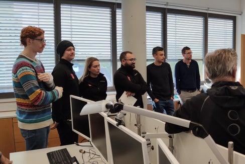 Den Südtiroler Kollegen über die Schulter geblickt: Mitarbeiterin und Mitarbeiter der Landeswarnzentrale Tirol (links) beim Wetterbriefing mit (von rechts) dem Direktor des Landeswarnzentrums Willigis Gallmetzer und den Meteorologen Günther Geier, Dieter Peterlin und Philipp Tartarotti vom Landesamt für Meteorologie und Lawinenwarnung in der Agentur für Bevölkerungsschutz (Foto: LPA/Landeswarnzentrum/Andreas Simmerle)