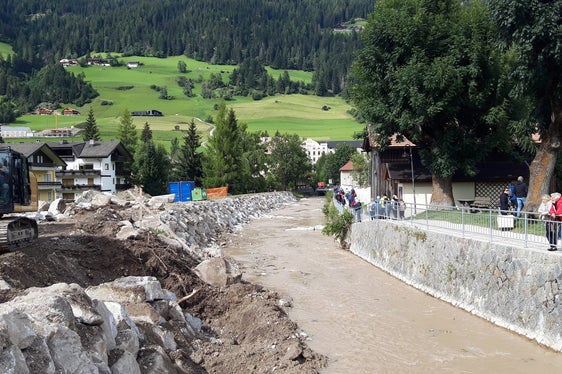 Im Auftrag des Landesamtes für Wildbachverbauung Ost wurden im Sextnerbach die Uferschutzmauern erneuert und erhöht und Buhnen zur Strukturierung angelegt. (Foto: Landesamt für Wildbach- und Lawinenverbauung Ost)
