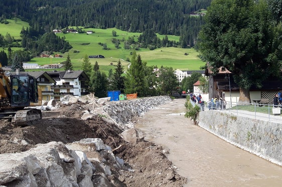 Per conto dell'Ufficio sistemazione bacini montani Est sono stati rinnovati e innalzati i muri di difesa spondale del rio Sesto (Foto: ASP/Ufficio sistemazione bacini montani Est)