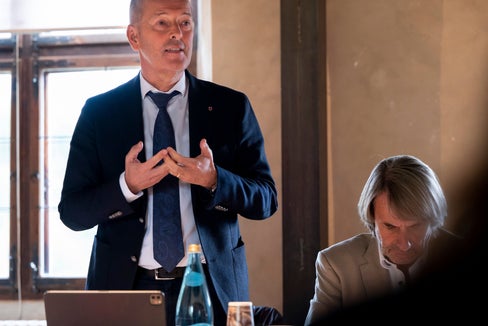 L’obiettivo è sostenere i Comuni a potersi prendere le loro responsabilità nella realizzazione di loro obiettivi climatici. In questo percorso noi saremo al loro fianco”, ha spiegato l’assessore provinciale Brunner, intervenuto stamattina nella seduta straordinaria in Burgraviato. (Foto: USP/Fabio Brucculieri)