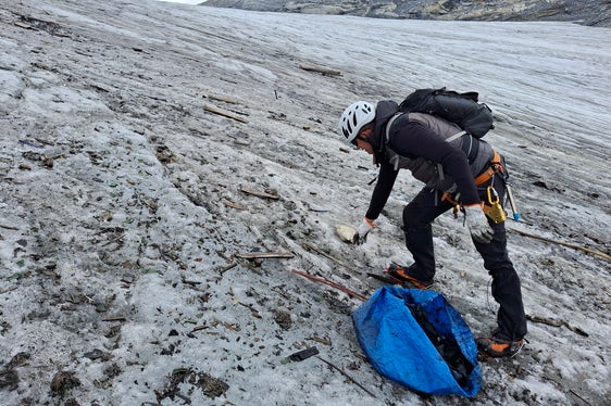 Una vasta operazione di pulizia dei ghiacciai ha interessato la zona del Passo dello Stelvio. (Foto: USP/Ispettorato forestale Silandro)
