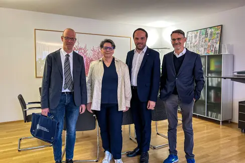 Konstruktiver Austausch zu gemeinsamen Anliegen (v.l.): Uni-Prorektor Alex Weissensteiner, FUB-Präsidentin Ulrike Tappeiner, Landesrat Philipp Achammer und Universitätsdirektor Günther Mathà. (Foto: LPA/Ingrid Silginer)