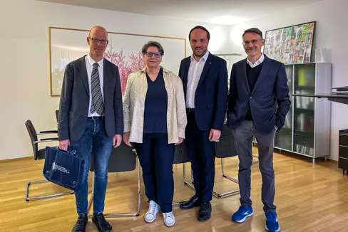 Scambio costruttivo su problematiche comuni: da sinistra il futuro rettore dell'Università Alex Weissensteiner, la presidente della LUB Ulrike Tappeiner, l'assessore provinciale Philipp Achammer e il direttore dell'Università Günther Mathà. (Foto: ASP/Ingrid Silginer)