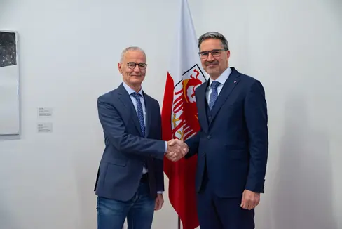 Medienkompetenz bereits in Schulen vermitteln: Dafür sprechen sich der scheidende Präsident des Kommunikationsbeirats Turk (l.) und Landeshauptmann Kompatscher aus. (Foto: LPA/Greta Stuefer)