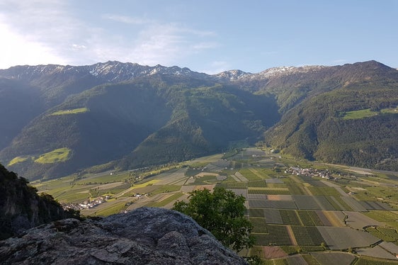 Abfall hat am Berg nichts verloren. Dennoch hat das achtlose Wegwerfen von Gegenständen im Naturraum auch in Südtirol zugenommen (im Bild der Ausblick vom Klettersteig Hoachwool am Rande des Naturparks Texelgruppe). (Foto: Maria Mayr)