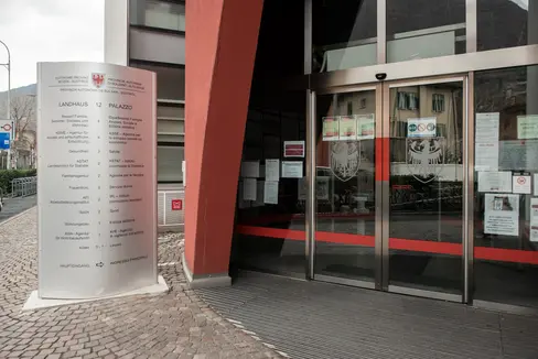 Palazzo 12 di Bolzano ospiterà gli uffici dei due assessori provinciali Rosmarie Pamer e Hubert Messner. I loro due Dipartimenti saranno guidati, rispettivamente, da Michela Morandini e Michael Mayr. (Foto: ASP/Ivo Corrà)