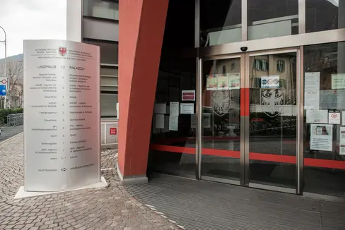 Palazzo 12 di Bolzano ospiterà gli uffici dei due assessori provinciali Rosmarie Pamer e Hubert Messner. I loro due Dipartimenti saranno guidati, rispettivamente, da Michela Morandini e Michael Mayr. (Foto: ASP/Ivo Corrà)