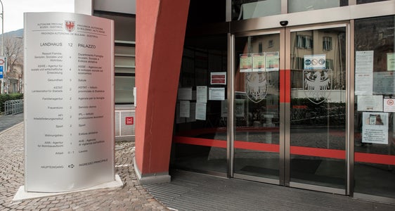 Im Landhaus 12 am Bozner Boden haben sowohl das Ressort der Landesrätin Rosmarie Pamer sowie jenes von Landesrat Hubert Messner ihren Sitz. Dort werden mit 1. Mai auch die neuen Ressortleitenden Michela Morandini und Michael Mayr ihre Büros beziehen. (Foto: LPA/Ivo Corrà)