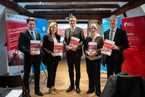 Stellten am 25. März den Euregio-Kompetenzmonitor vor: Florian von Klebelsberg, Martha Gärber, Landeshauptmann Arno Kompatscher, Esther Happacher, Walter Obwexer. (Foto: LPA/Fabio Brucculeri)