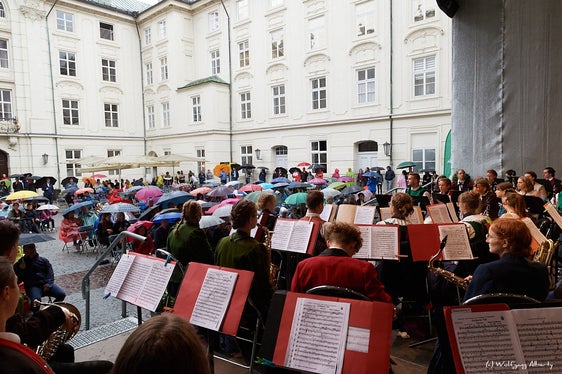 I concerti finali dell'Orchestra giovanile di fiati dell'Euregio si terranno il 26 luglio 2024 in Trentino, il 27 luglio 2024 al Grand Hotel di Dobbiaco e il 28 luglio 2024 nell'ambito dei Promenade Concerts di Innsbruck. (Foto: Wolfgang Alberty)
