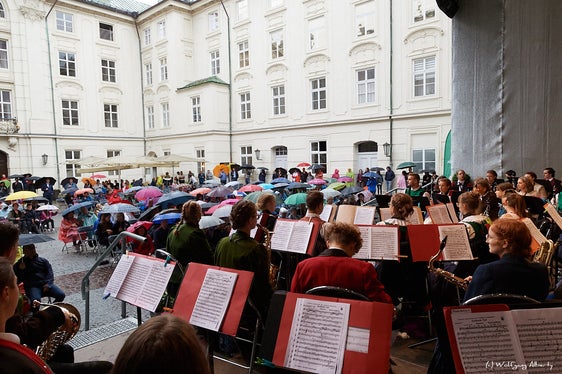 I concerti finali dell'Orchestra giovanile di fiati dell'Euregio si terranno il 26 luglio 2024 in Trentino, il 27 luglio 2024 al Grand Hotel di Dobbiaco e il 28 luglio 2024 nell'ambito dei Promenade Concerts di Innsbruck. (Foto: Wolfgang Alberty)