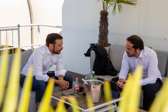 Politica industriale, iniziative di commercio estero, carenza di manodopera qualificata, turismo, digitalizzazione, trasporto pubblico sostenibile: gli assessori provinciali Schuschnig (a sinistra) e Achammer hanno trattato molte tematiche. (Foto: Regione della Carinzia / Florian Taltavull)