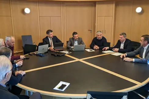 In occasione di un incontro tra l'assessore alla Mobilità Daniel Alfreider (5° da sinistra), il direttore della STA Joachim Dejaco (6° da sinistra) e i rappresentanti dei Comuni sono stati concordati incontri regolari con i rappresentanti delle amministrazioni comunali interessate dal progetto di raddoppio della linea ferroviaria Bolzano-Merano (Foto: ASP/Ingo Dejaco)