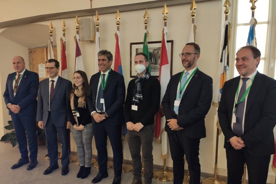 Il vicepresidente Vettorato (primo a dx.) con i rappresentanti di governo dell'Alpe Arge presenti a Chiavenna (Foto. Regione Lombardia)