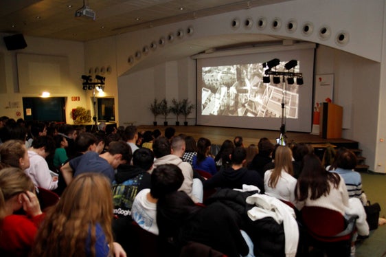 All’istituto “H. Kunter” di Bolzano, 500 studenti hanno approfondito il tema della lotta alle mafie con la proiezione del film-documentario Falcone Borsellino - verneigen wir uns di Stefan Winkler (Foto: ASP/Verena Hilber)