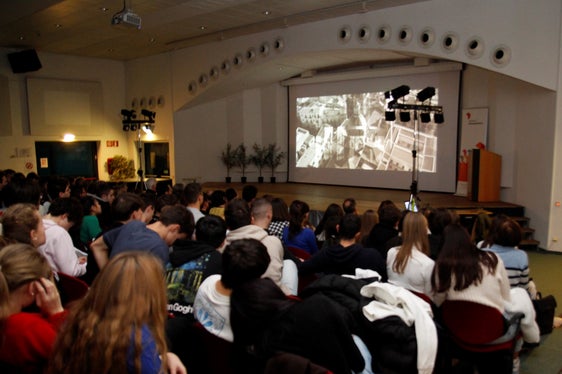 All’istituto “H. Kunter” di Bolzano, 500 studenti hanno approfondito il tema della lotta alle mafie con la proiezione del film-documentario Falcone Borsellino - verneigen wir uns di Stefan Winkler (Foto: ASP/Verena Hilber)