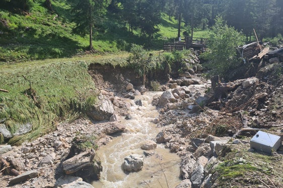 Mehrere Uferbereiche wurden nach dem Starkregenereignis im Wengener Bach unterspült, die Wildbachverbauung hat unverzüglich mit Instandsetzungsarbeiten begonnen, um den Hochwasserschutz wieder zu verstärken. (Foto: LPA/Landesamt für Wildbach- und Lawinenverbauung Ost in der Agentur für Bevölkerungsschutz)