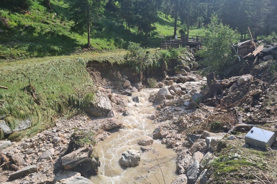 Diversi muri di sponda del rio Ciampl hanno ceduto dopo le forti precipitazioni di mercoledì sera. L'Ufficio Sistemazione bacini montani est ha avviato i lavori per ripristinare le sponde danneggiate. (Foto: ASP/Ufficio Sistemazione bacini montani est)