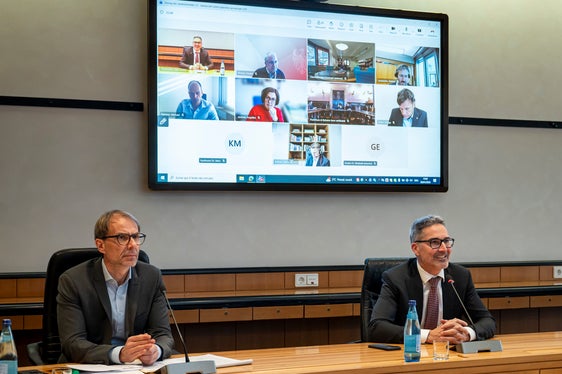 Il 30 gennaio il presidente e assessore provinciale alla Protezione civile Arno Kompatscher (nella foto a destra), in qualità di presidente e capo della Protezione civile altoatesina, ha istituito il Centro Operativo provinciale in vista dei Giochi olimpici; accanto a lui il direttore dell'Agenzia per la Protezione civile Klaus Unterweger; gli altri membri erano collegati in videoconferenza. (Foto: USP/Fabio Brucculeri)