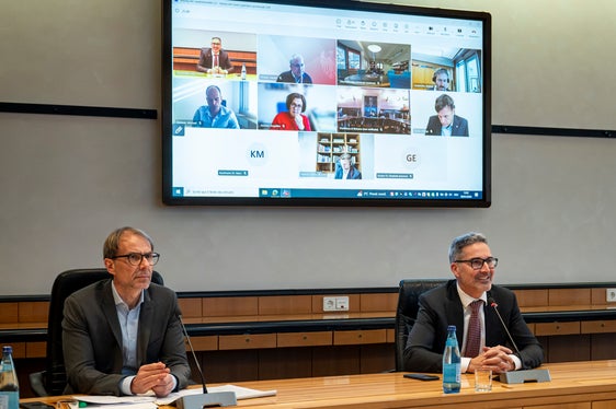 Il 30 gennaio il presidente e assessore provinciale alla Protezione civile Arno Kompatscher (nella foto a destra), in qualità di presidente e capo della Protezione civile altoatesina, ha istituito il Centro Operativo provinciale in vista dei Giochi olimpici; accanto a lui il direttore dell'Agenzia per la Protezione civile Klaus Unterweger; gli altri membri erano collegati in videoconferenza. (Foto: USP/Fabio Brucculeri)