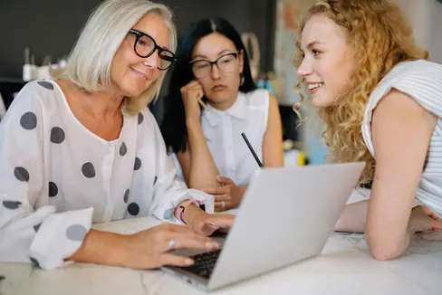 Mitarbeitende im Landesdienst können künftig unter bestimmten Voraussetzungen bis zum 70. Geburtstag weiterarbeiten, um wertvolles Wissen zu bewahren und neue Kolleginnen und Kollegen gut einzuarbeiten. (Foto: Pexels. Das Foto darf nur in Zusammenhang mit dieser Pressemitteilung verwendet werden.)