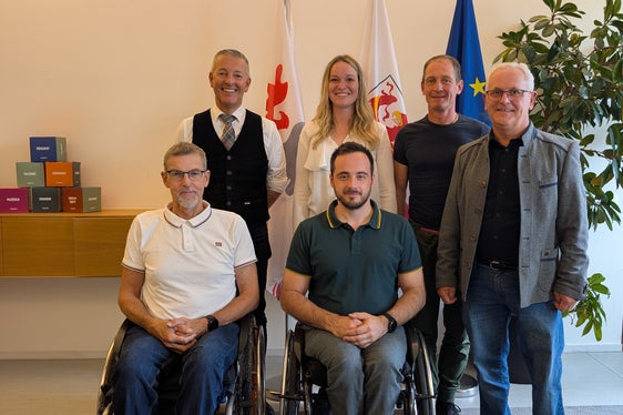 Mit Sportlandesrat Brunner sprach der SGKS-Vorstand unter anderem darüber, wie der barrierefreie Sport mehr Sichtbarkeit erhalten kann. Im Bild (v.l.n.r.) Martin Mair, Landesrat Brunner, Tanja Rainer, Christoph Depaoli, Alessandro Capovilla und Markus Kompatscher. (Foto: LPA/Vera Brunetti)
