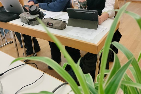 Concentrazione durante il laboratorio di matematica: gli alunni hanno lavorato su forme, numeri e modelli. (Foto: USP/Direzione Istruzione e Formazione tedesca/Kathrin Fill)