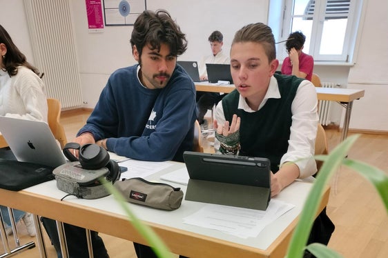 Konzentration beim Mathematik-Workshop: Die Schüler setzten sich intensiv mit Formen, Zahlen und Mustern auseinander. (Foto: LPA/Deutsche Bildungsdirektion/Begabungs- und Begabtenförderung/Kathrin Fill)